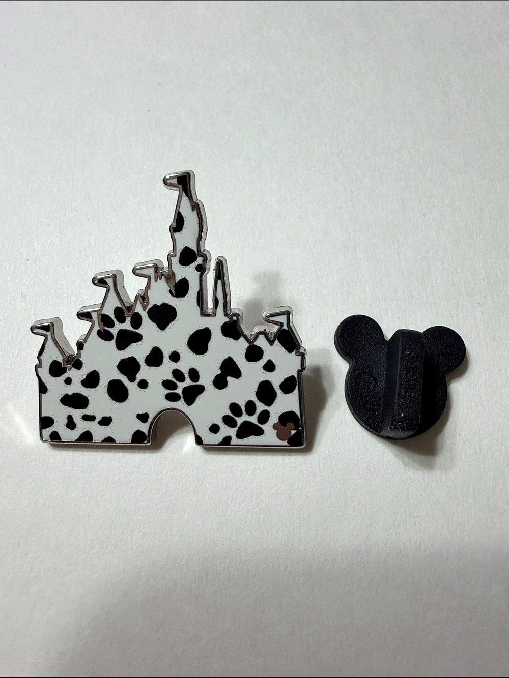 Disney
Dalmatian Castle pin Set White & Black Like New